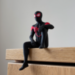 Figurine Miles Morales Assis sur une Étagère | Spider-Man