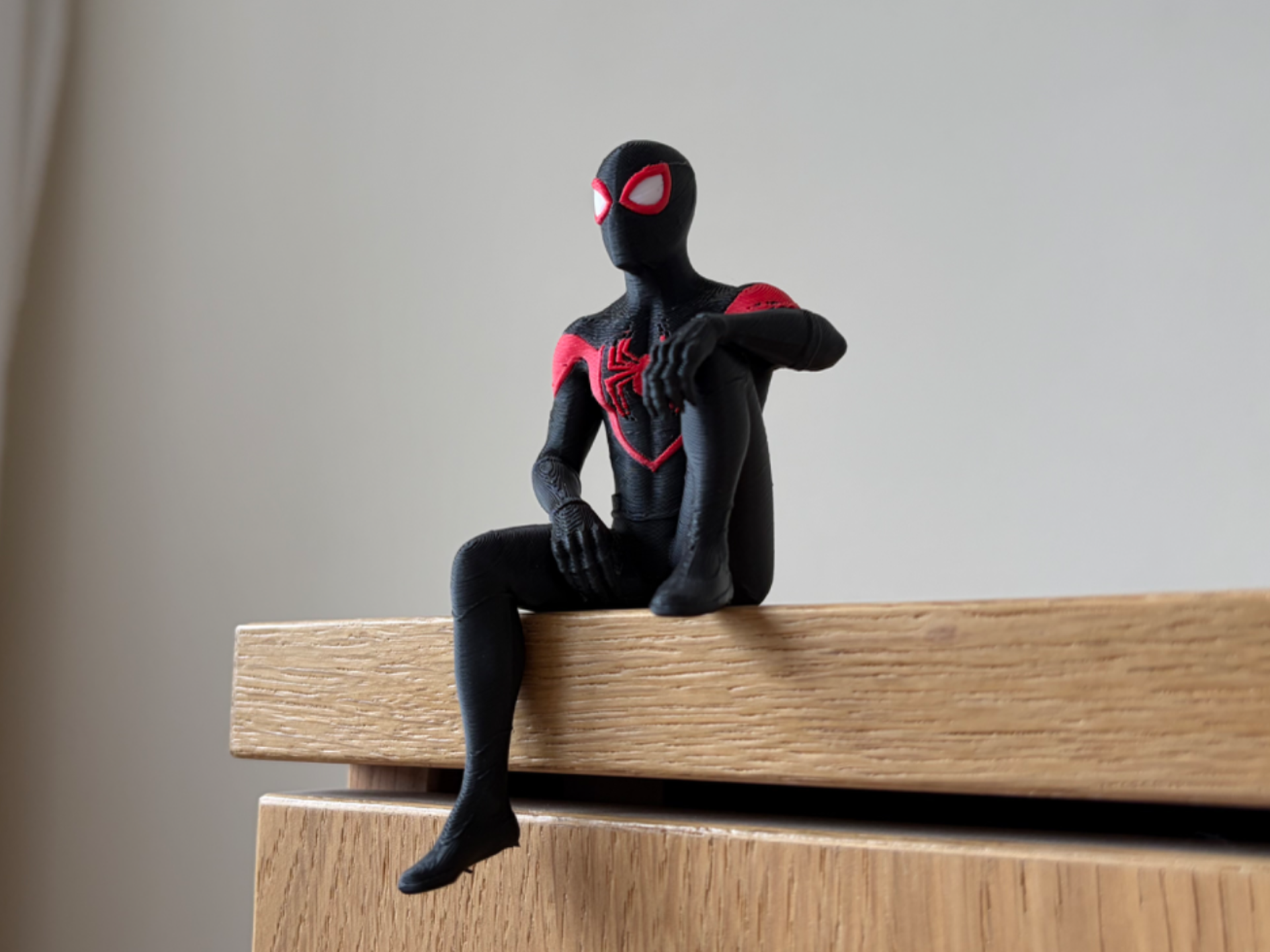spider Figurine Miles Morales Assis sur une Étagère | Spider-Man – Image 1