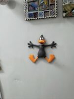 daffy duck figurine avec aimant pour decoration s'est écrasé contre le mur – Image 2