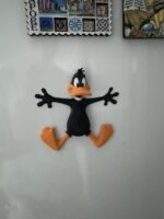 daffy duck figurine avec aimant pour decoration s'est écrasé contre le mur – Image 3