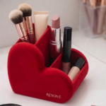 Adorable organisateur de maquillage et de bureau en forme de coeur